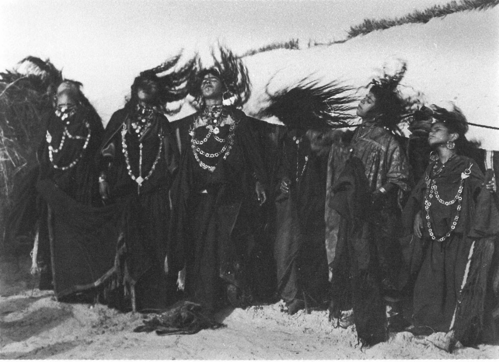 Danse des cheveux dans l’oued Souf (Photo R. Richard vers 1950)