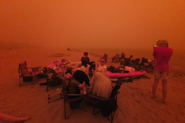 Les habitants de Batemans Bay ( Australie )ont été évacués vers la côte au milieu de la menace d'incendie.